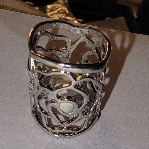 Elegant EUC Silver Floral Ring - Picture 6 of 7